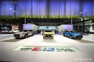 比亚迪展台前参观人群