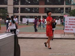 老师穿状元服与考生击掌送祝福，温暖一幕感动全网