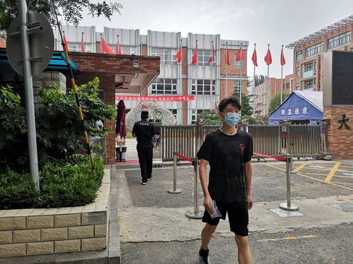 一位学生正在走出考场神情疲惫