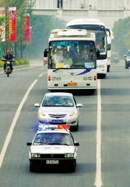 一辆警车为考生车队开道