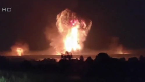 亲历者视角：俄大规模轰炸乌克兰军工企业，巨响后蘑菇云升空