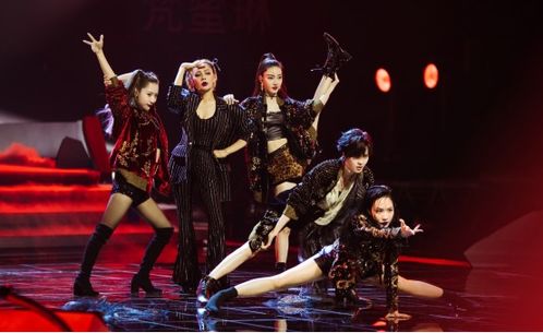 《浪姐》舞台上的灯光璀璨瞬间