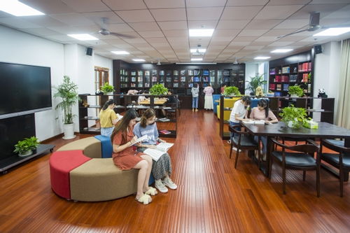 学生在图书馆看书