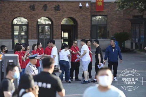 59岁“高考钉子户”梁实第29次走进考场，首日失利背后的真实故事