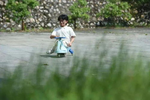 扭扭车少年张亮在高考后接受采访