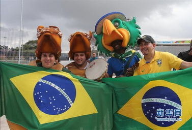 球迷们在球场外合影留念