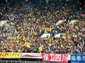 球迷手持城市特色小吃在球场合影