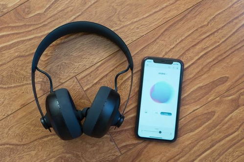 戴着耳机复习的学生