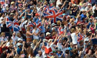 田径比赛现场观众热情欢呼