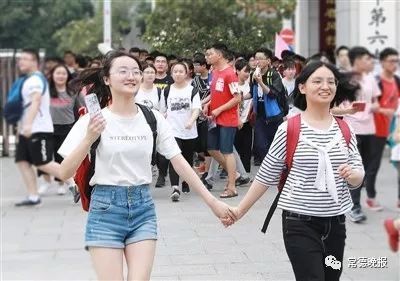 高考首出考场考生爆火：希望明年再难点！网友直呼这心态太强了