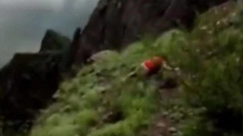 悲剧频发！雨夜登山意外坠崖，37岁女子不幸身亡，网友：安全意识真的不能缺