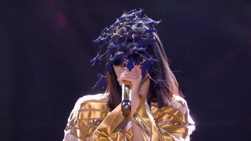 尚雯婕在舞台上激情演唱