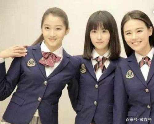 五胞胎穿着校服站在一起微笑