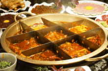 朋友围坐吃火锅