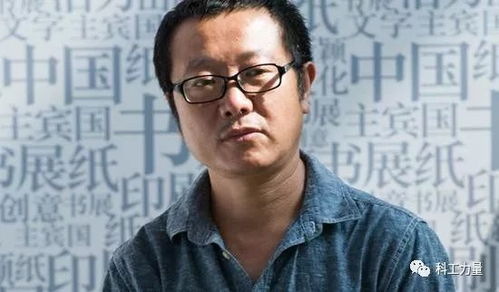 作家深夜伏案写作神情专注