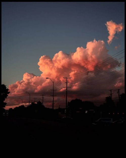 夕阳下一对情侣手牵手走过老街