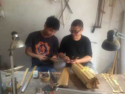 父亲为午休的儿子扇扇子