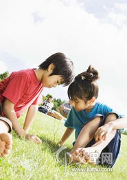 大人与孩子一起玩耍