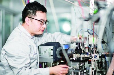 科研人员在实验室工作的场景