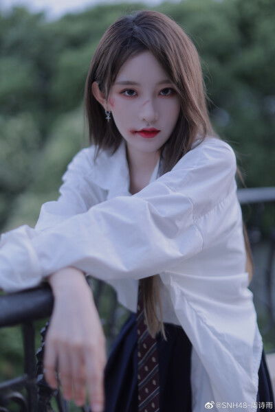 周诗雨微笑比心照片