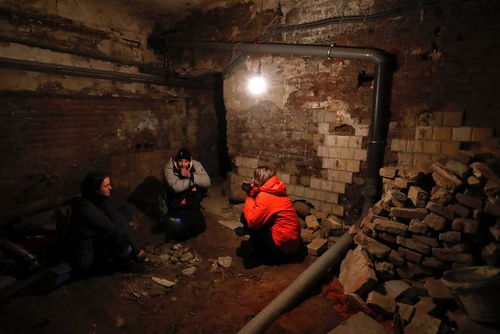 乌克兰民众在防空洞内等待警报解除