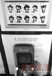 一名学生正在使用手机上的百度App查找语文资料