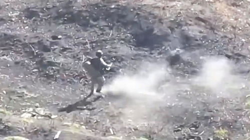 俄军士兵徒手破坏乌军无人机视频截图