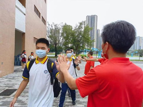 学生与老师击掌加油场面