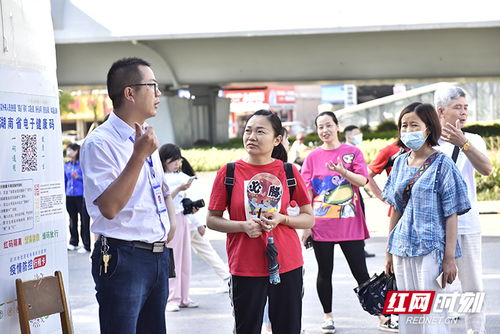 考生家长在校外等待