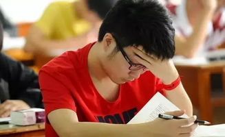 高考考生手持高粽寓意高中状元