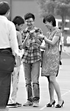 山东女老师穿红旗袍送考，开考前争分夺秒答疑引热议！