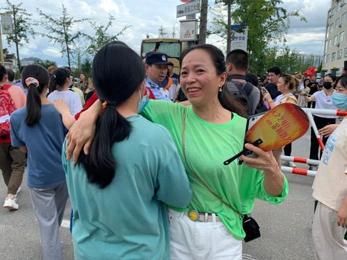 高考学生与家长相拥