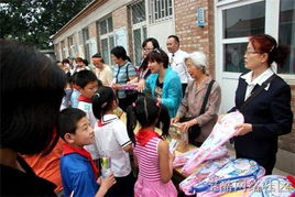 志愿者为孩子们发放礼物