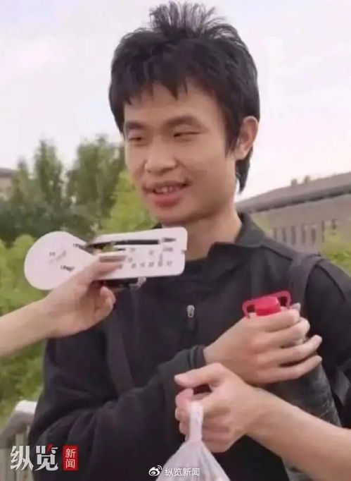 韦东奕近照显示面部消瘦牙齿不齐