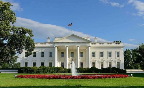 特朗普在白宫办公室翻阅文件