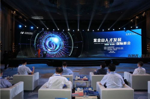 马斯克参加国际科技峰会现场照片