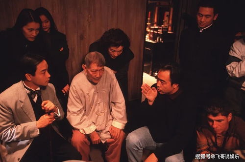 电影拍摄现场导演与演员正在讨论镜头画面