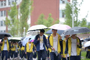 考生在暴雨中走向考场