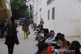 高考考场外家长等待的画面