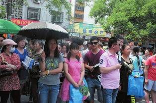 家长在考场外焦急等待