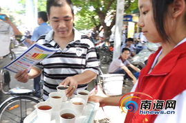 高考期间志愿者为考生提供帮助