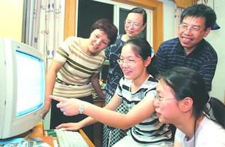 高考学生和家长在电脑前查看成绩