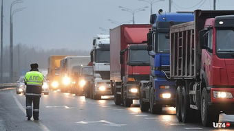 俄罗斯卡车司机驾驶重型货车行驶在公路上