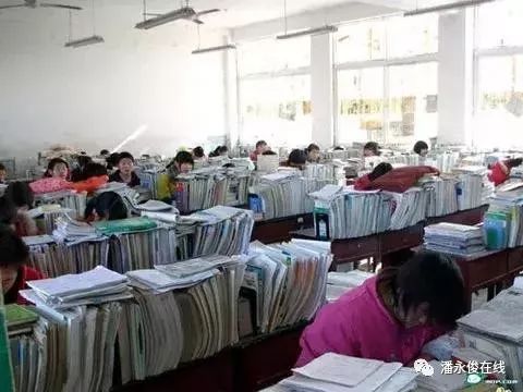 夜晚复习的考生