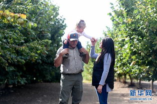 美国小伙与中国果农合影