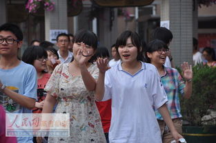 考生走出考场微笑面对镜头