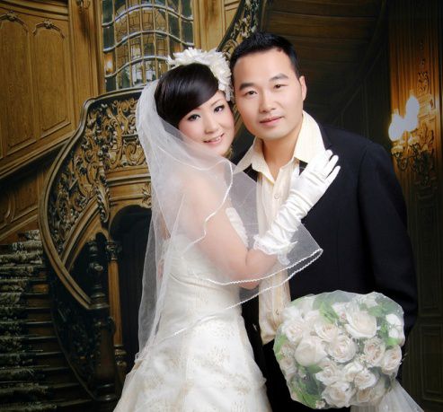 婆婆帮卡琳娜整理房间的瞬间