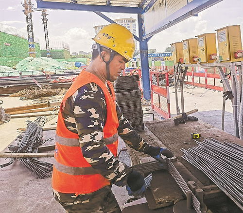 建筑工地工人在施工