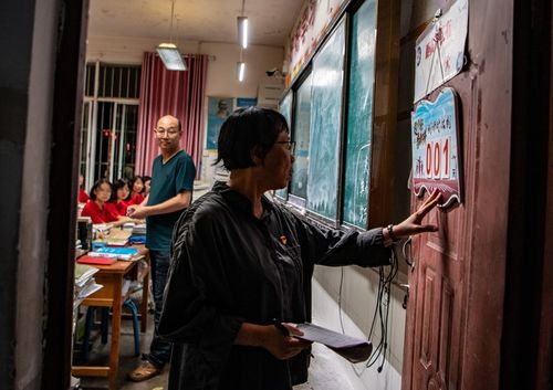 张桂梅在校门口送考照片