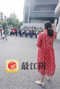 高考首日送女儿进考场，妈妈转身泪洒现场：这一幕戳中千万人心